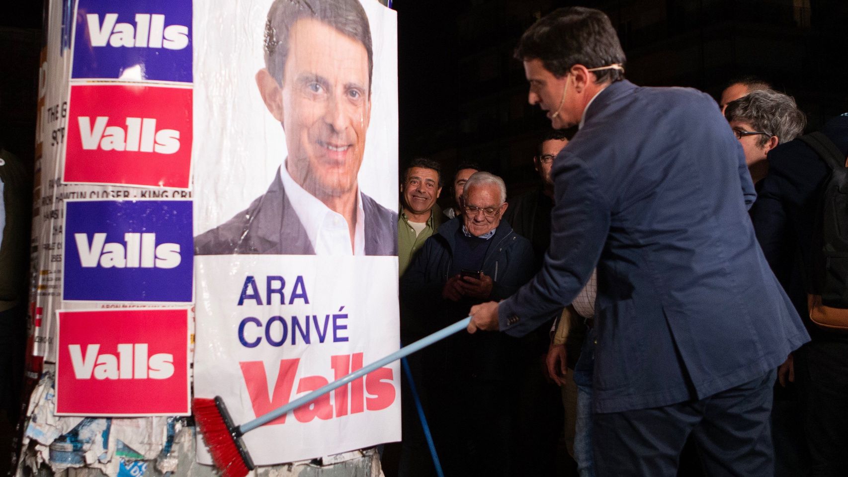 Manuel Valls pega carteles en el arranque de campaña en Barcelona