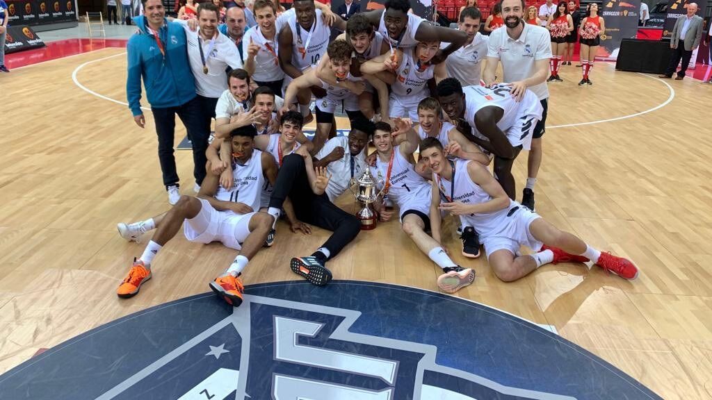 Los jugadores del Junior del Real Madrid de Baloncesto celebran el Campeonato de España