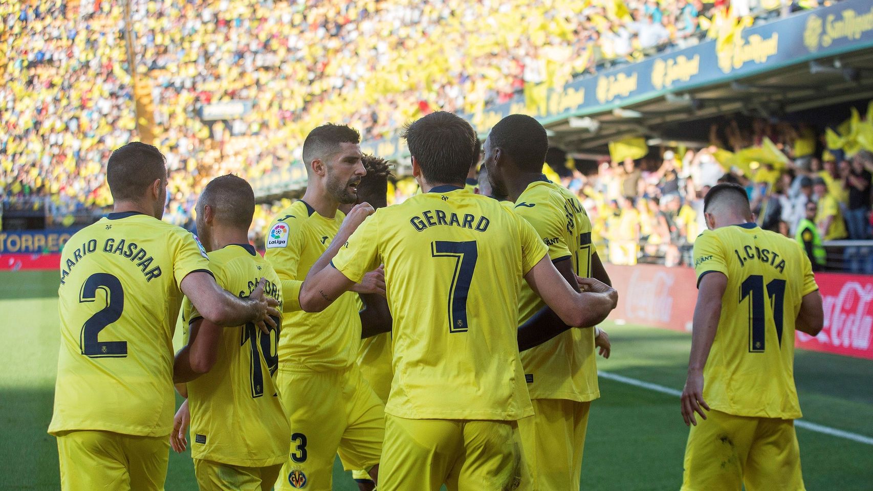 Los jugadores del Villarreal celebran el gol al Eibar