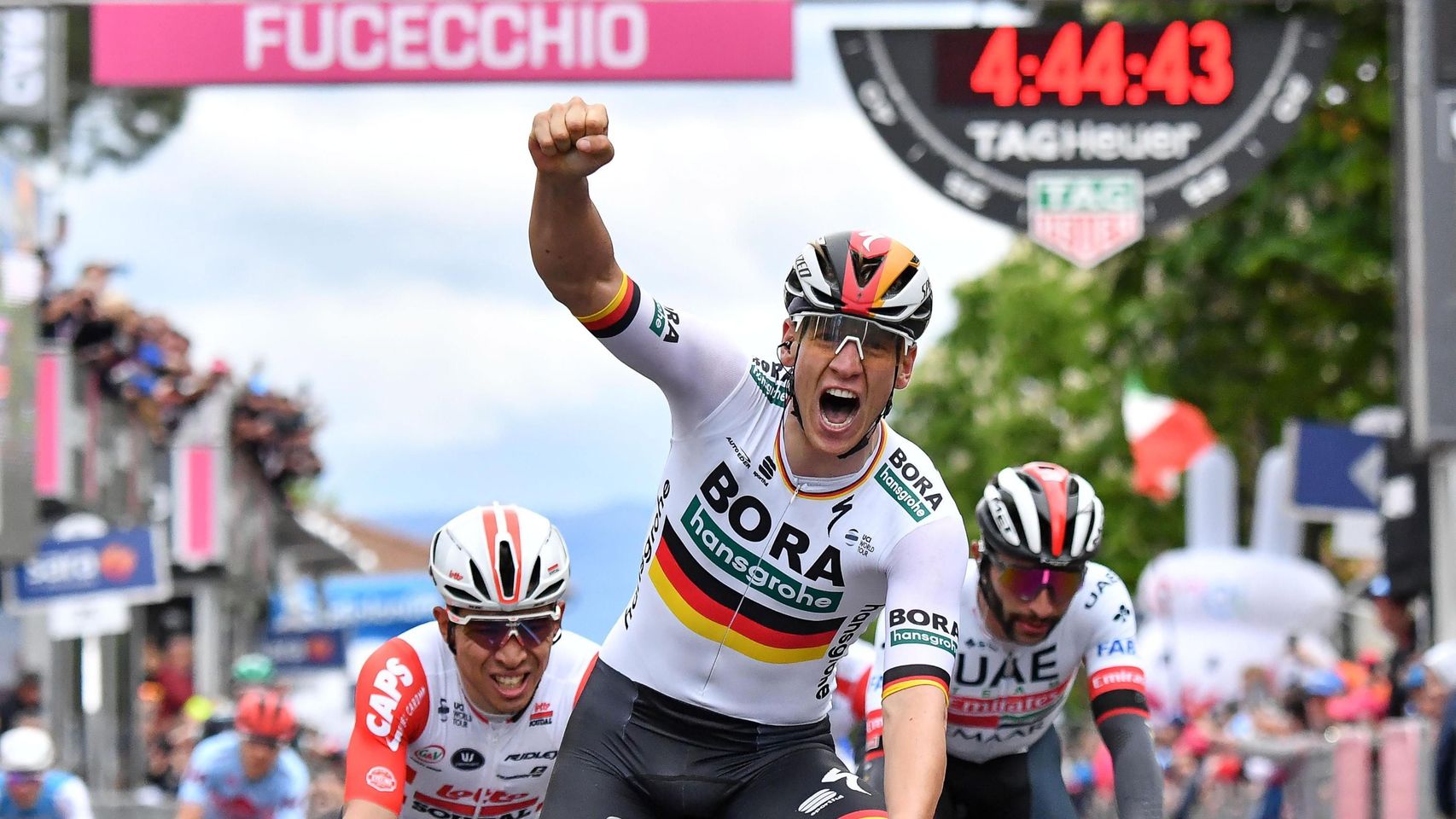 Pascal Ackermann celebra su victoria en el Giro de Italia