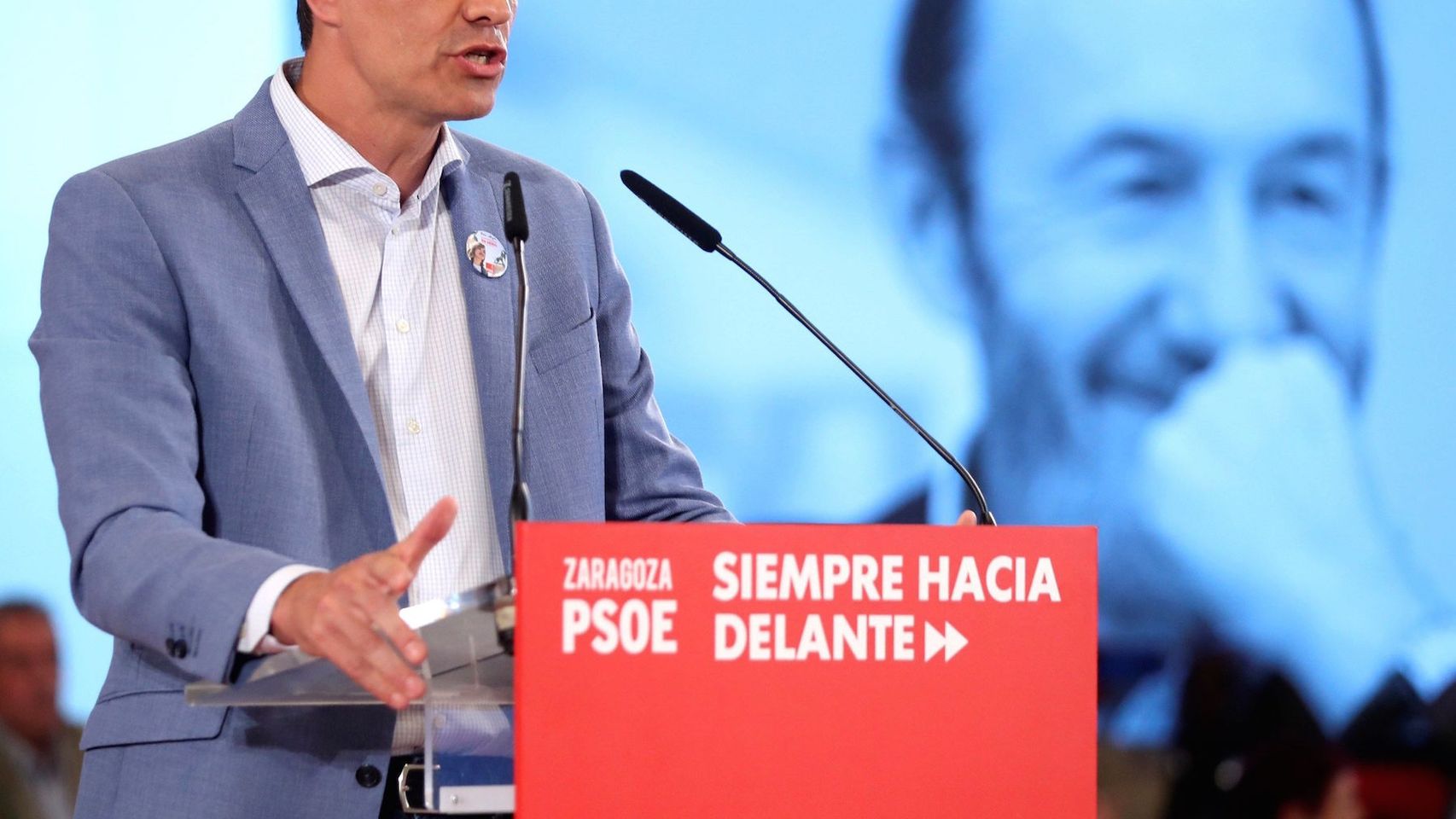 Pedro Sánchez, este lunes en Zaragoza en un momento del mitin en el que recordó a Rubalcaba.