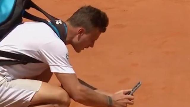 Marton Fucsovics le hace una foto a la pelota de la polémica
