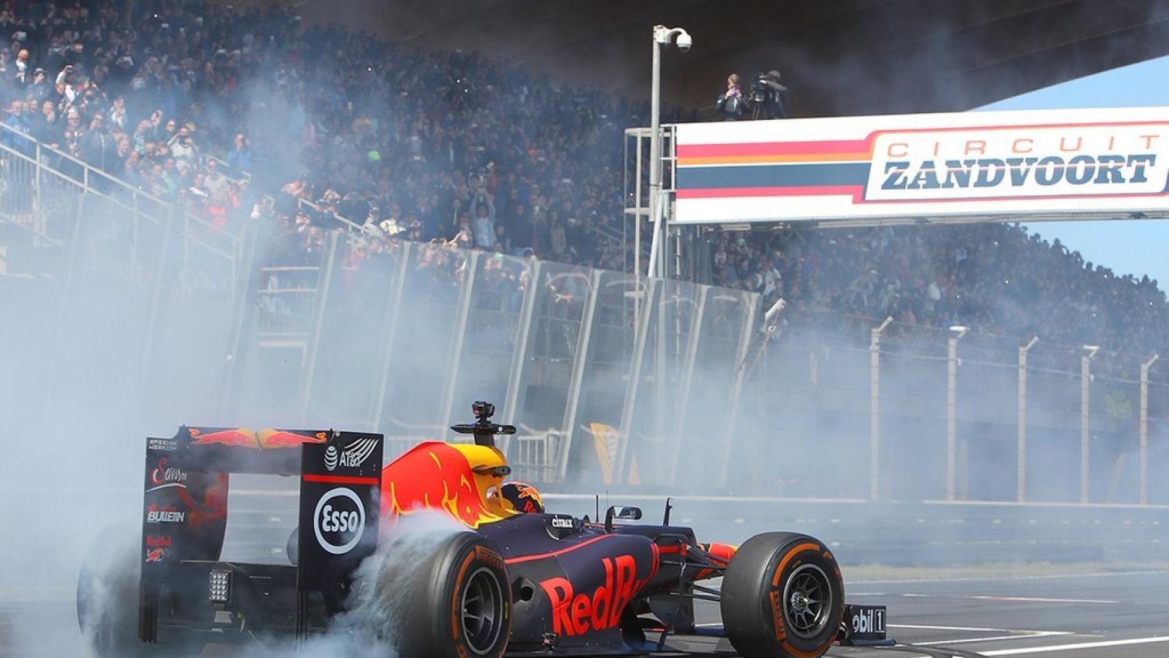 Max Verstappen, durante una exhibición en Zandvoort. Foto: Twitter (@CPZtweets)