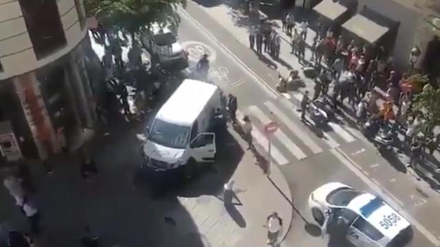 Así quedó la furgoneta tras estrellarse contra motocicletas y escaparate.