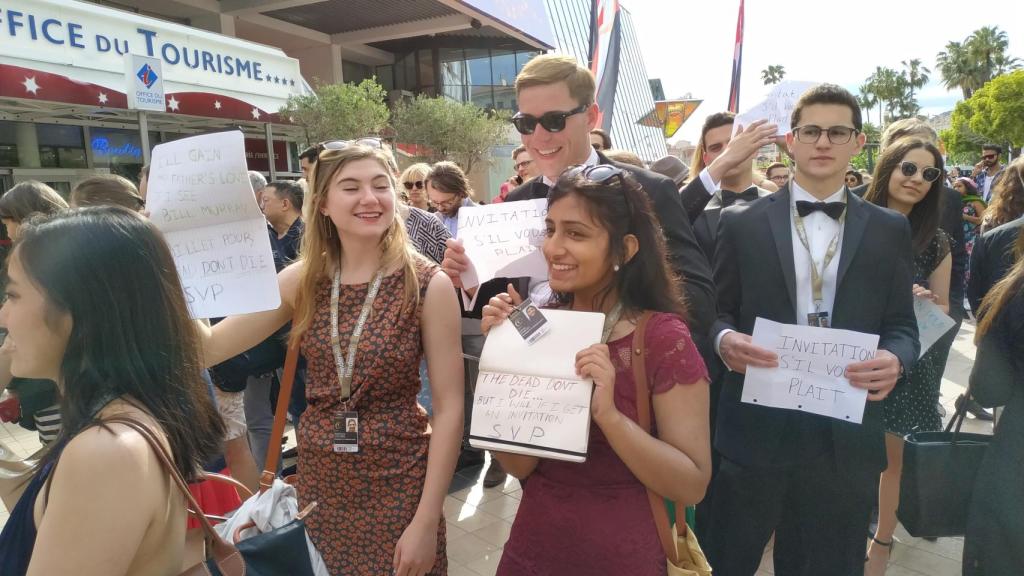 Una multitud pidiendo entradas para la película de inauguración.
