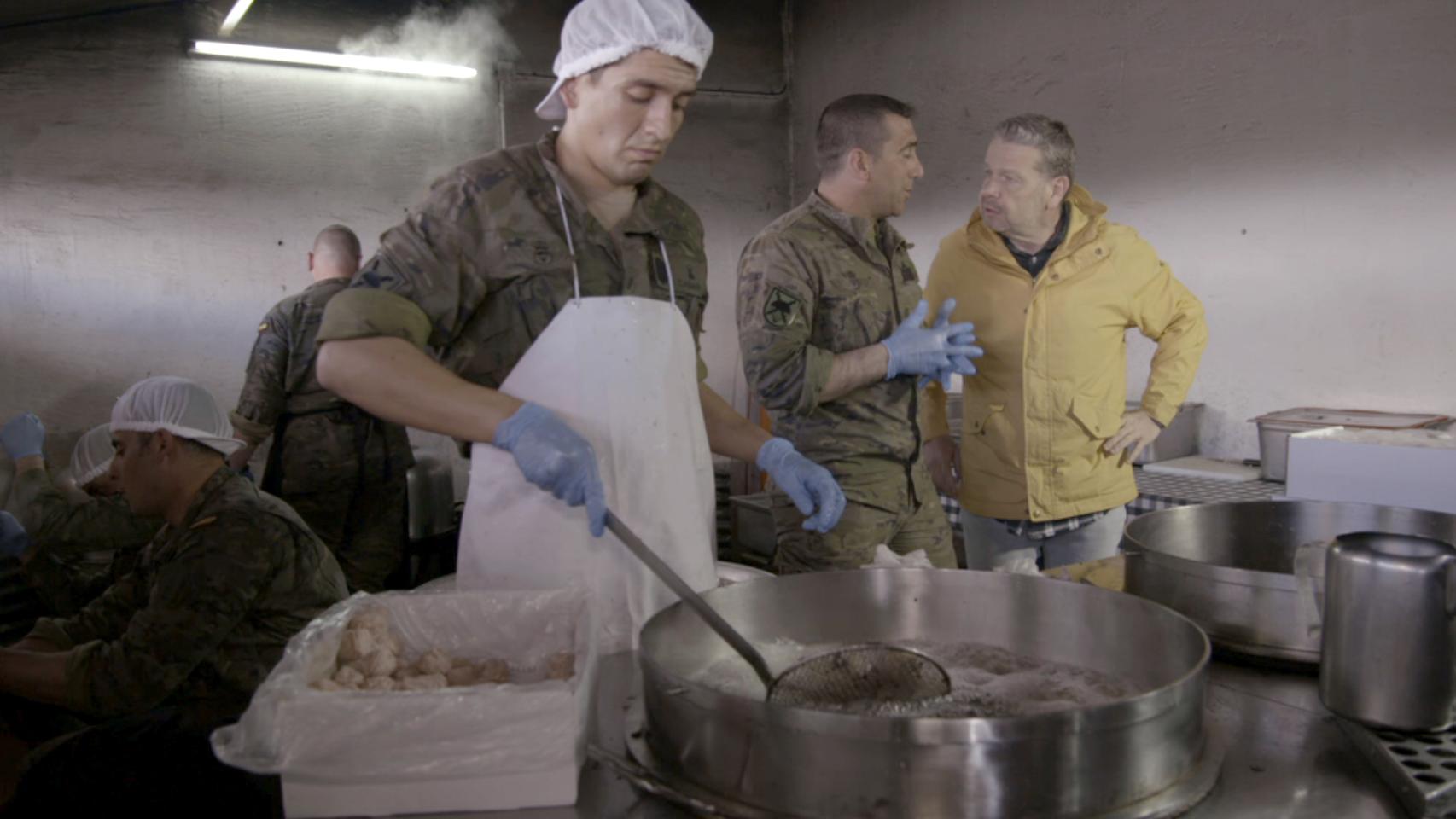 Alberto Chicote en cuarteles militares.