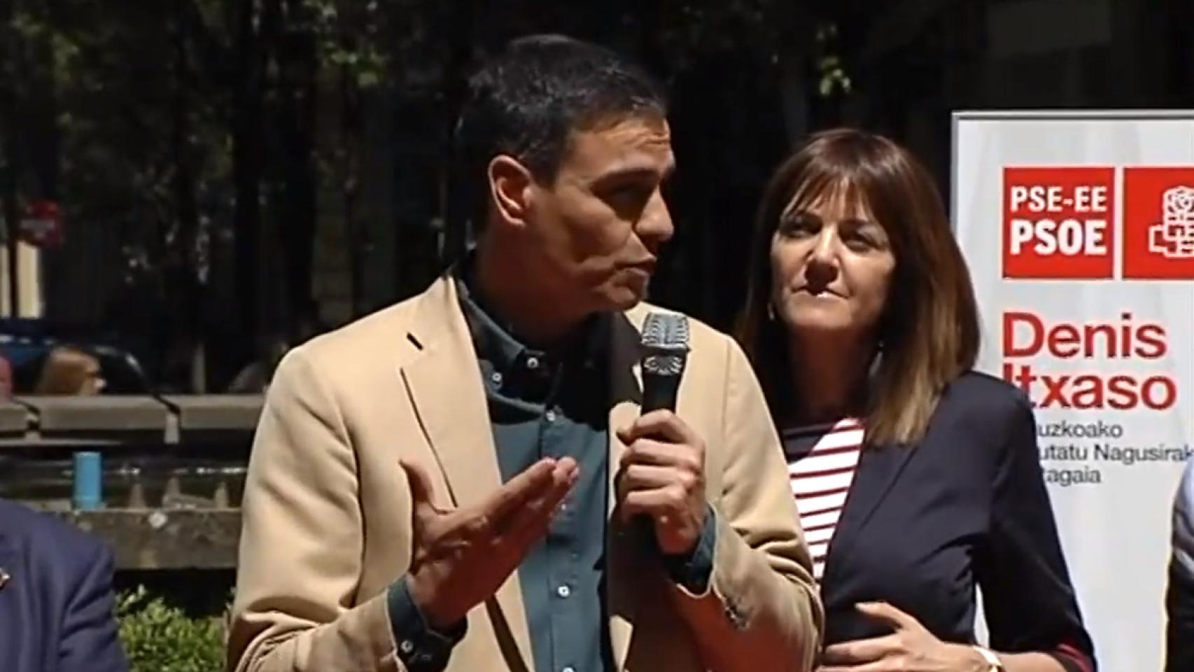Pedro Sánchez, junto a Idoia Mendia, en San Sebastián.