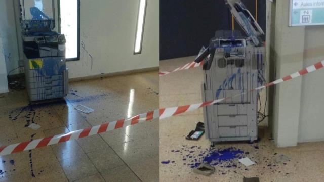 Dos de las fotocopiadoras destrozadas de la UAB.