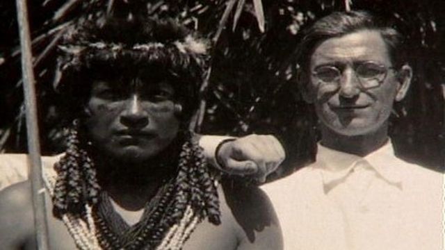 Alfonso Graña junto a un jíbaro. http://caretas.pe