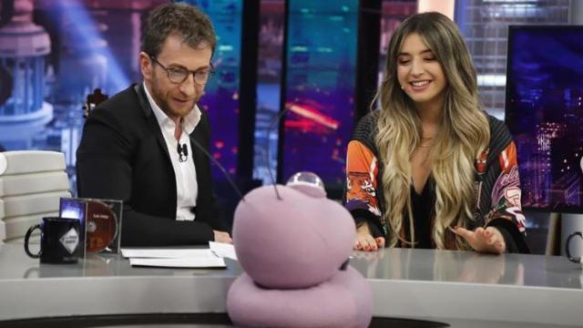 Lola Índigo junto a Pablo Motos este jueve en 'El Hormiguero'.