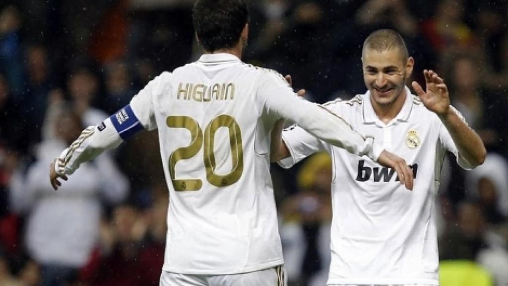 Higuaín y Benzema celebran un gol con el Real Madrid.