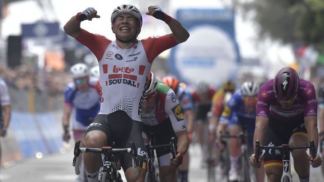 Caleb Ewan celebra su victoria en la octava etapa del Giro.