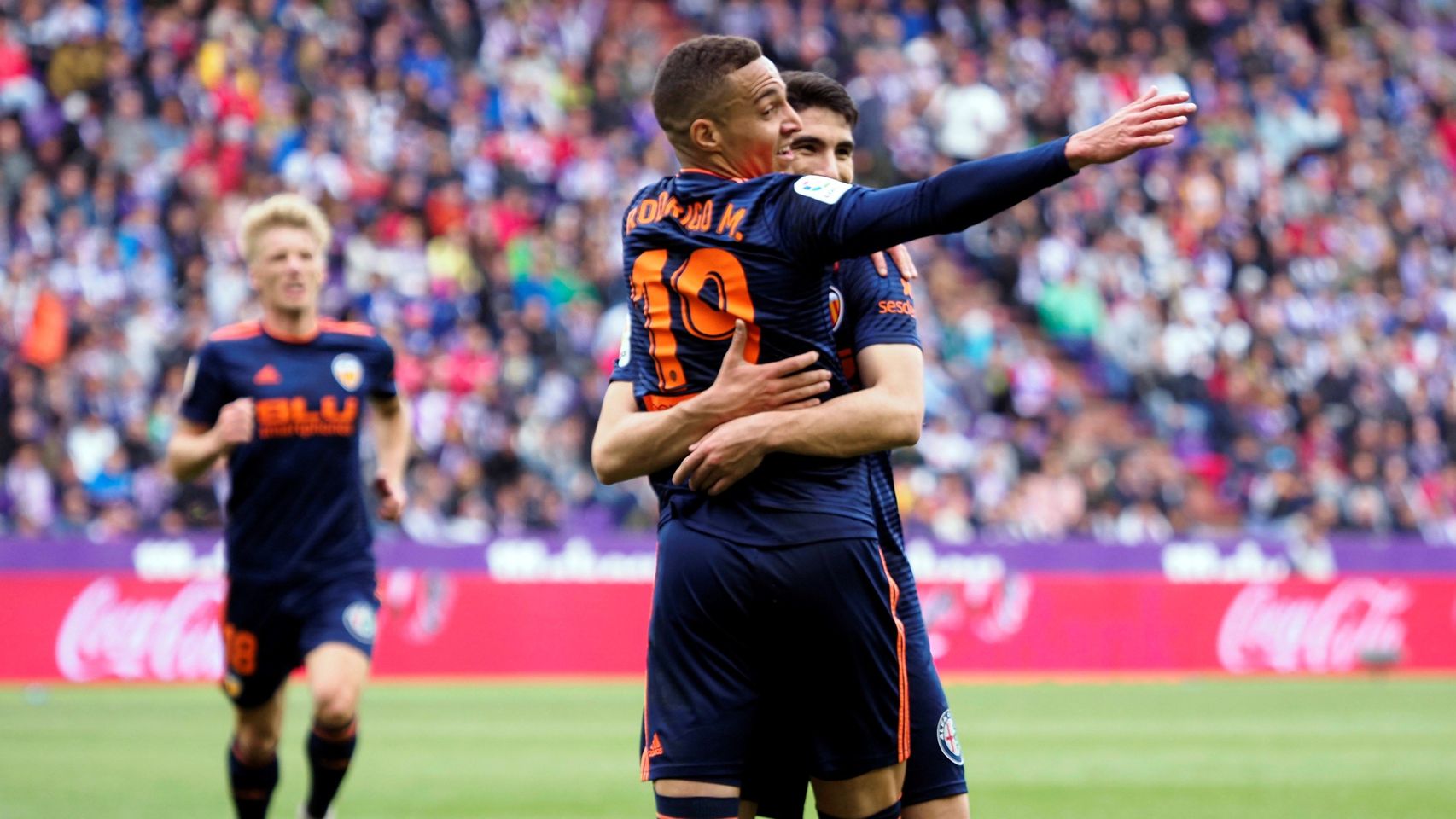 Rodrigo celebra junto a Carlos Soler el primer gol del partido