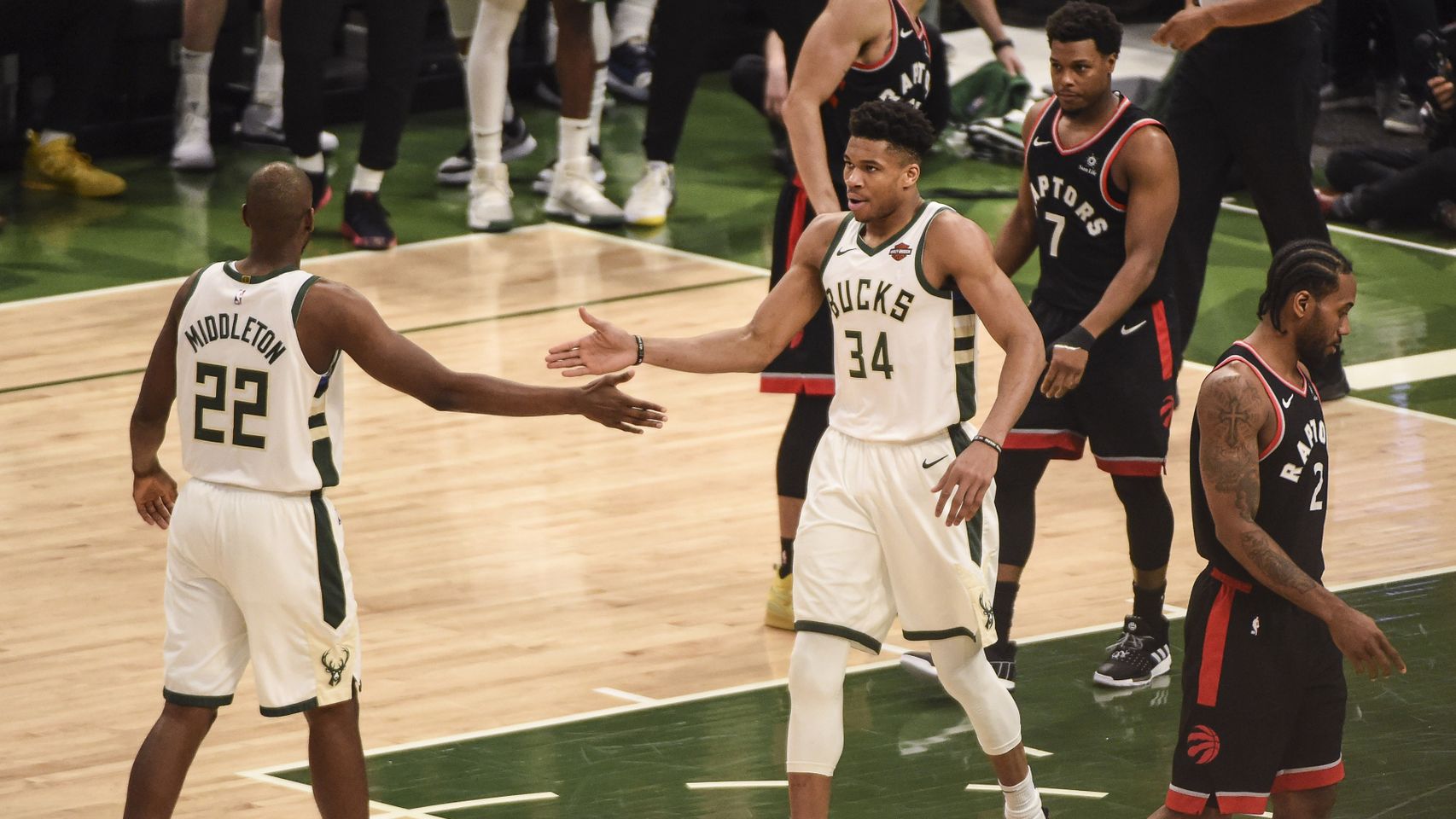 Giannis Antetokounmpo y Khris Middleton, en el Toronto Raptors - Milwaukee Bucks