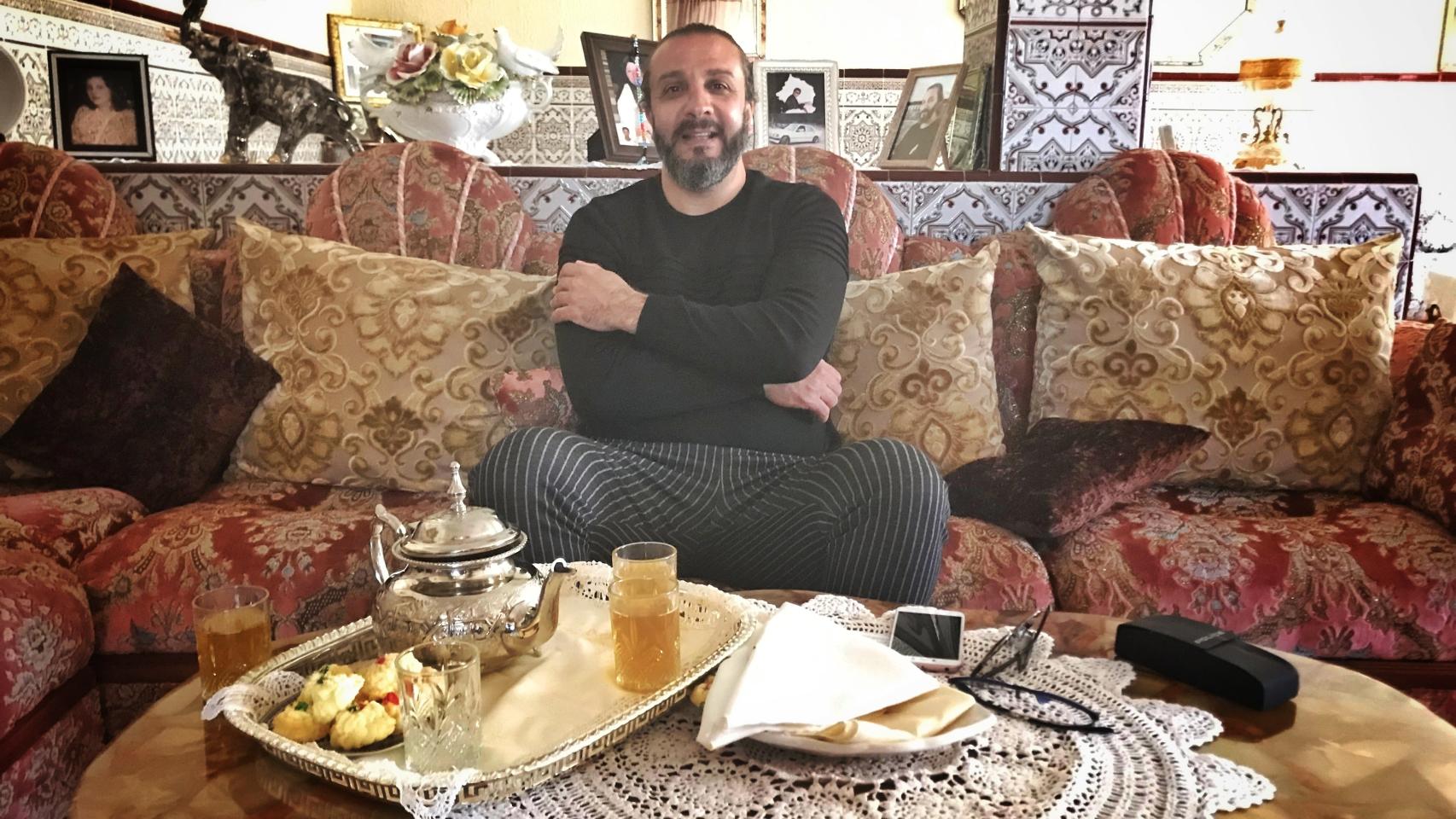 Hamid Adil atiende a EL ESPAÑOL en el salón de su casa. Fotos SONIA MORENO