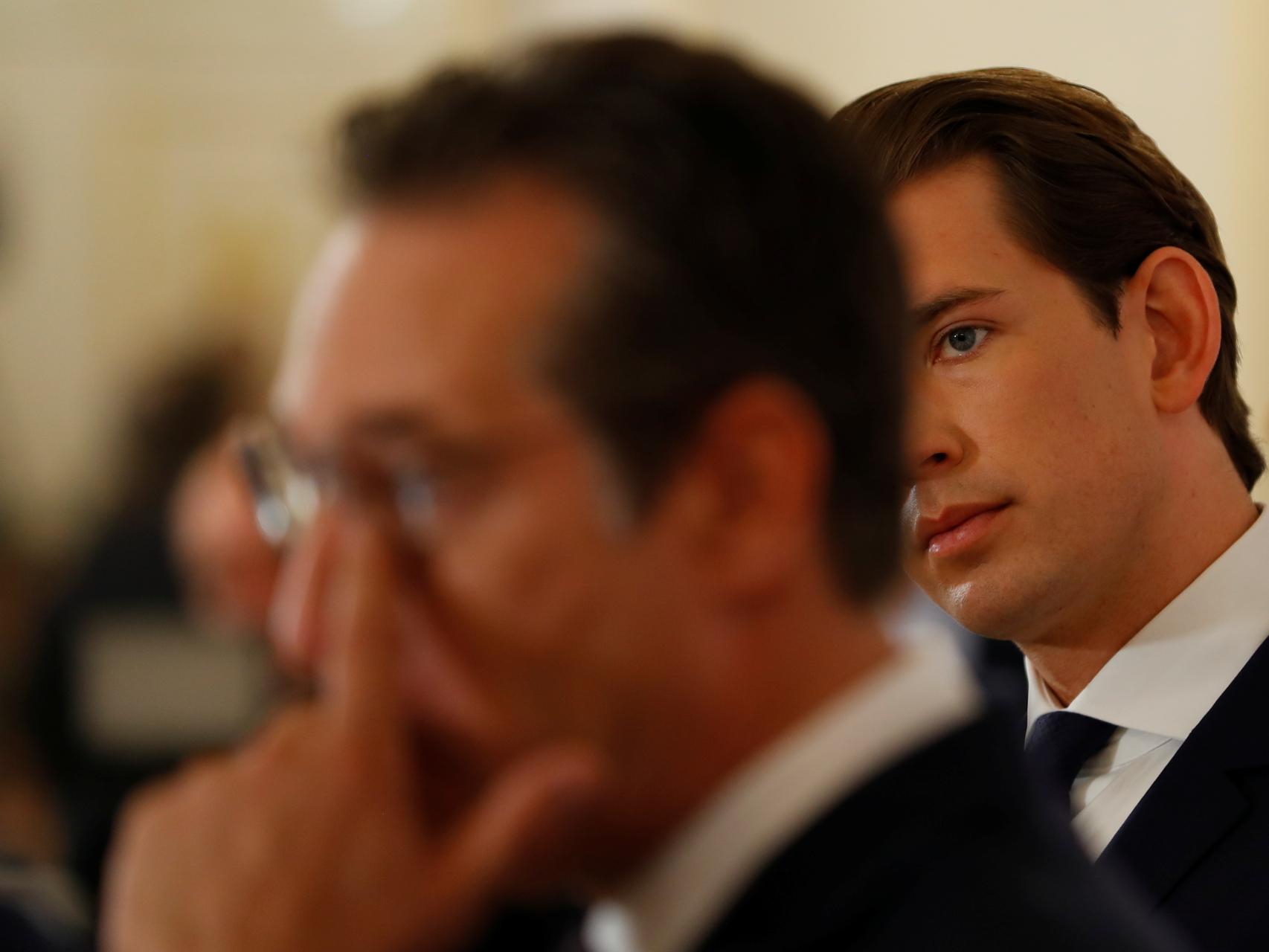 El canciller Kurz tras su vicecanciller ya dimitido, Heinz-Christian Strache