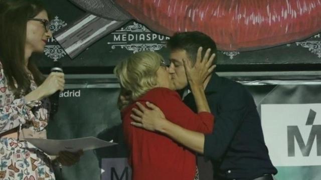 Béseme, abuela Carmena