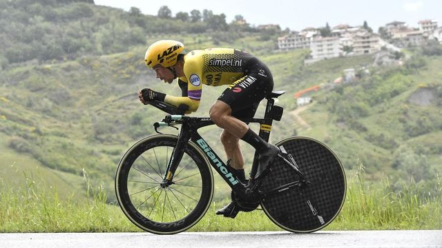 Roglic, durante la novena etapa. Foto: (Twitter (@giroditalia)