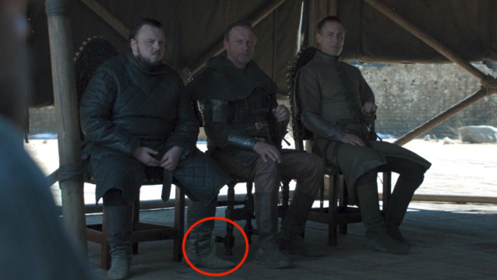 La botella de plástico que se coló en una escena del último capítulo.