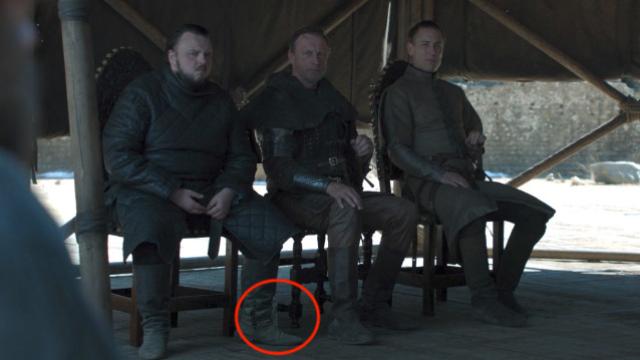 La botella de plástico que se coló en una escena del último capítulo.