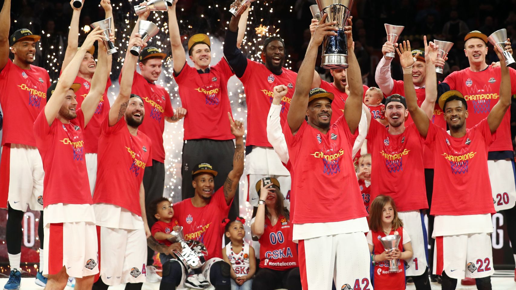 El CSKA de Nando De Colo logra su octava Euroliga tras ganar al Anadolu Efes en la final