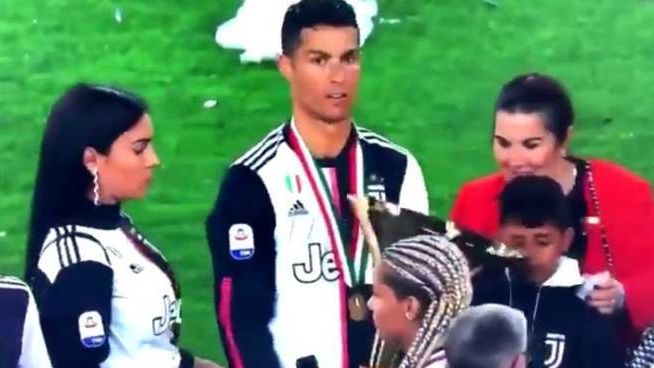 Cristiano golpea a su hijo con la Copa de la Serie A