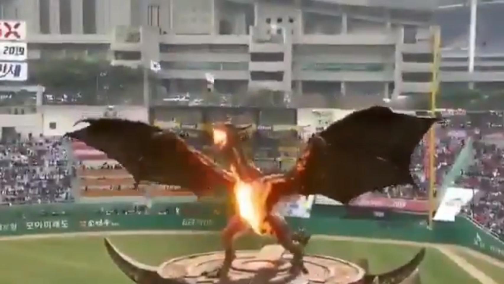 Un dragón, en un estadio de béisbol surcoreano