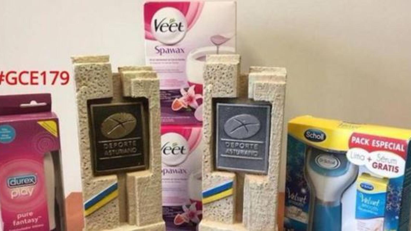 Los regalos que han recibido las ganadoras del Campeonato de Squash. Foto: Twitter (@Ganamosconellas)