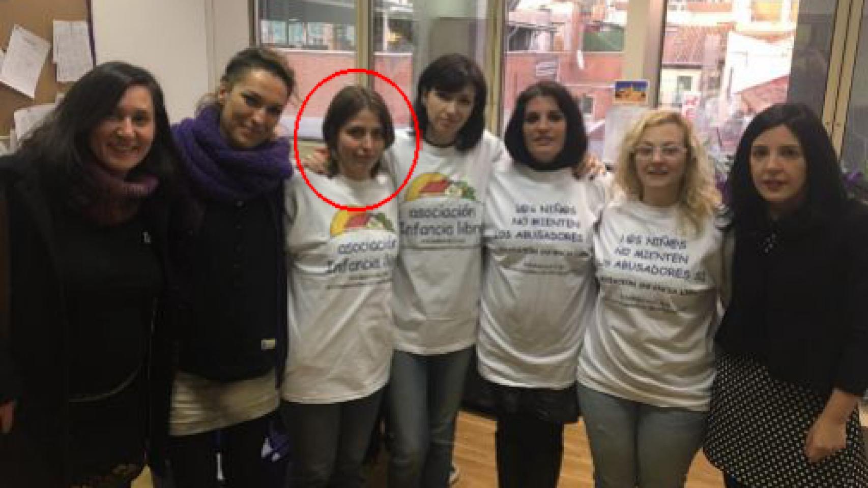 La tercera madre detenida de Infancia Libre, en el destacado rojo junto a miembros de Podemos