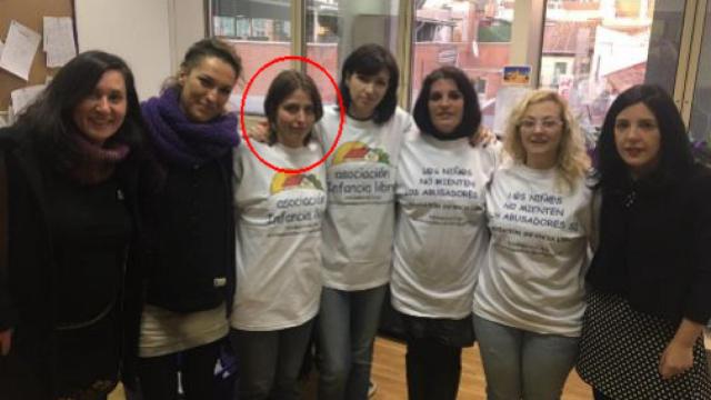 La tercera madre detenida de Infancia Libre, en el destacado rojo junto a miembros de Podemos