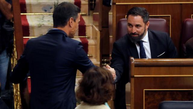 Pedro Sánchez saluda a Santiago Abascal en el Congreso.