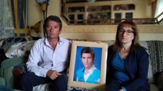 Valentín y Milagros posan con un retrato de su hijo Cristian.