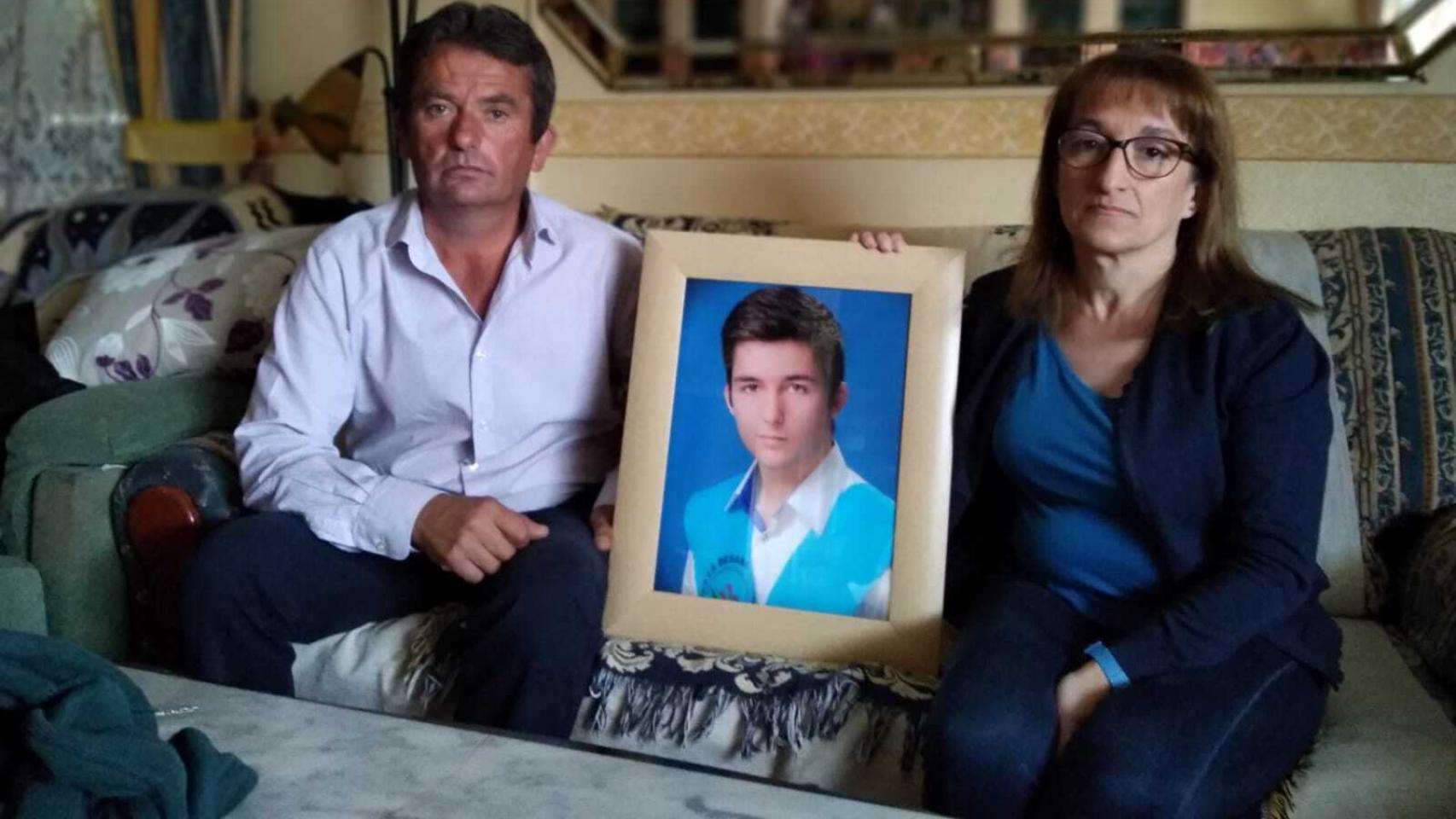 Valentín y Milagros posan con un retrato de su hijo Cristian.