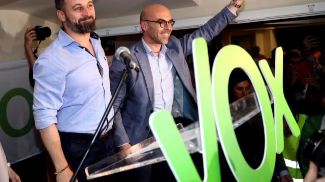 El líder de Vox, Santiago Abascal, junto al candidato a las europeas, Jorge Buxadé.