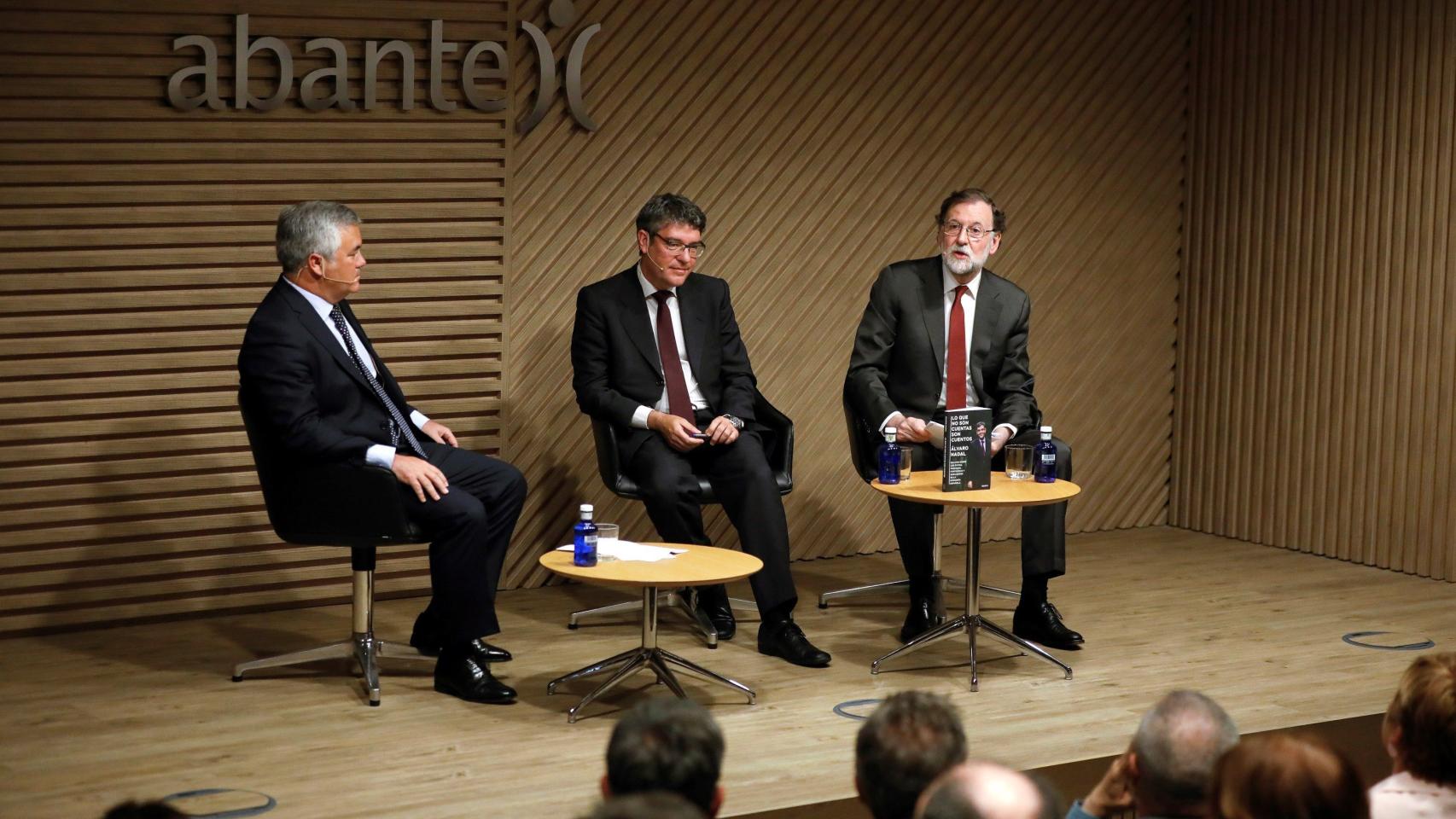 El expresidente del Gobierno Mariano Rajoy acompaña al exministro de Energía, Álvaro Nadal, en la presentación de su libro Lo que no son cuentas son cuentos