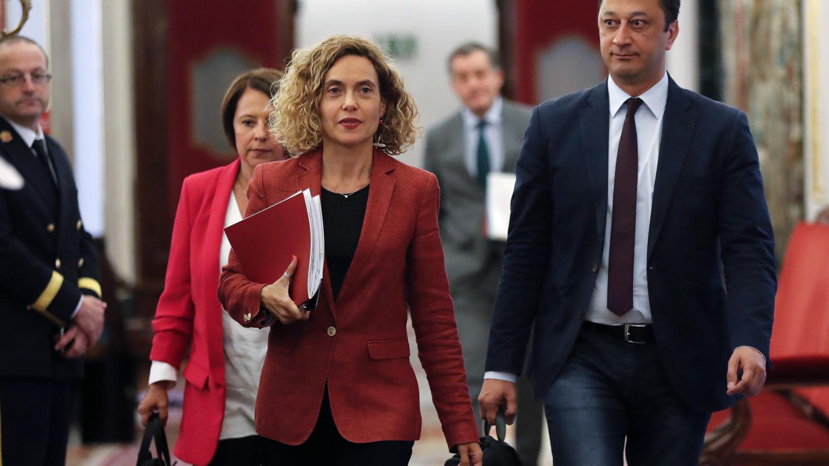 La presidenta del Congreso, Meritxell Batet (c), junto al vicepresidente segundo y la secretaria segunda de la Mesa del Congreso, Sofía Herranz (i) y Alfonso Rodríguez Gómez de Celis (d).