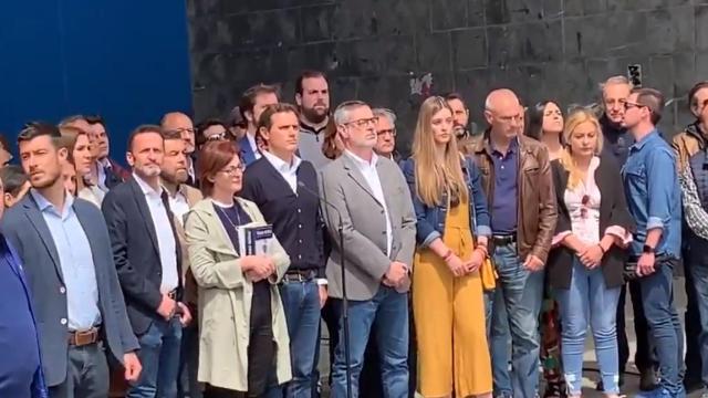 Sirenas y gritos de fuera, fuera contra el minuto de silencio de Ciudadanos en el pueblo de Josu Ternera