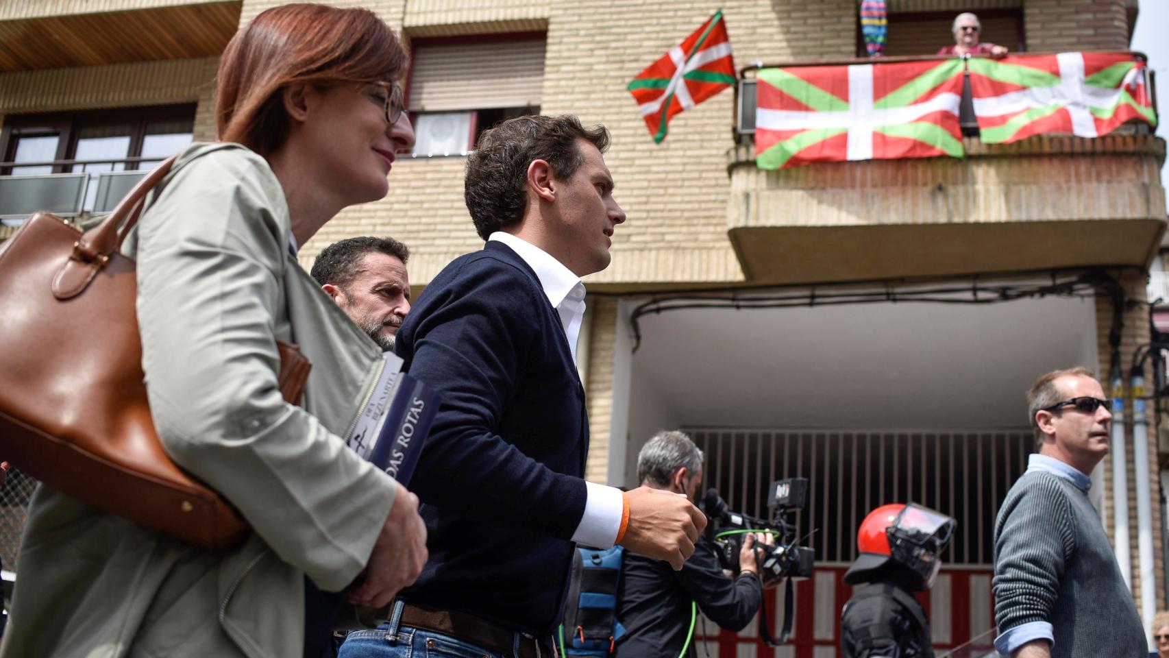 Rivera, durante su paseo por Miraballes, el pueblo de Ternera.