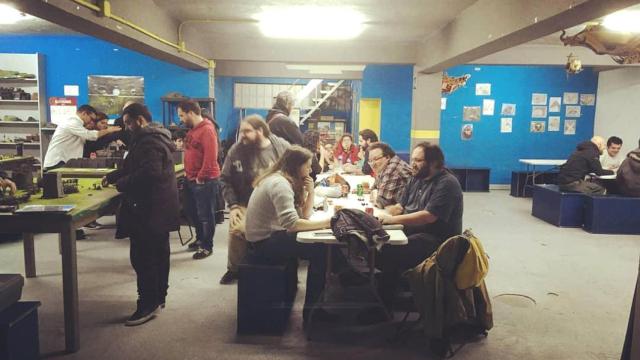 Mucho espacio para jugar en el sótano de Alita Comics