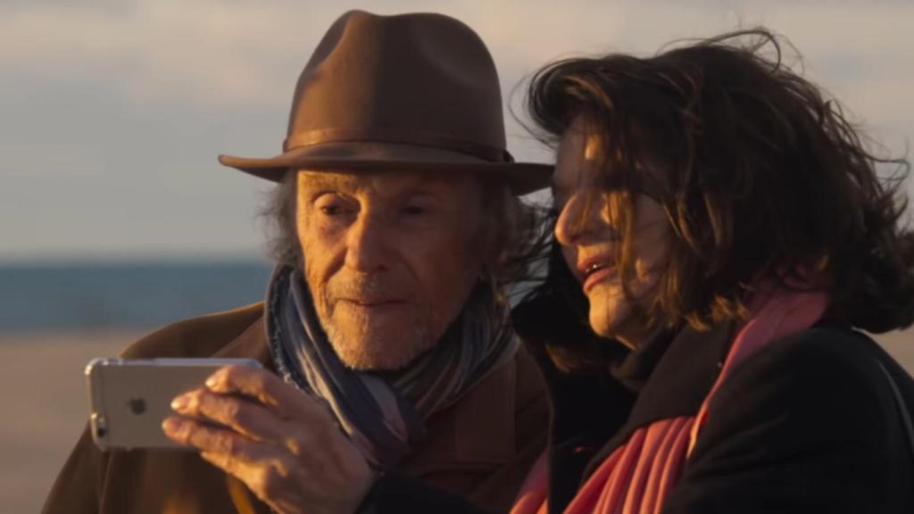 Una directora usando un iPhone.