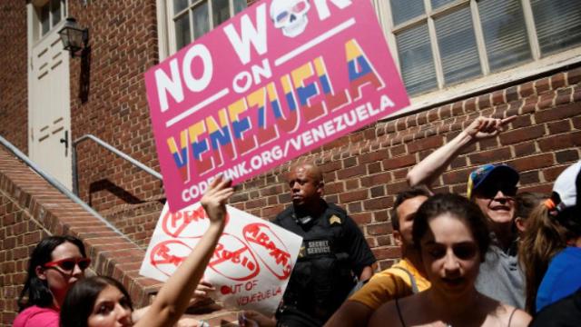 Un agente del Servicio Secreto entre manifestantes a favor de Juan Guaidó y activistas de Code Pink que tratan de tomar la Embajada de Venezuela en Washington.