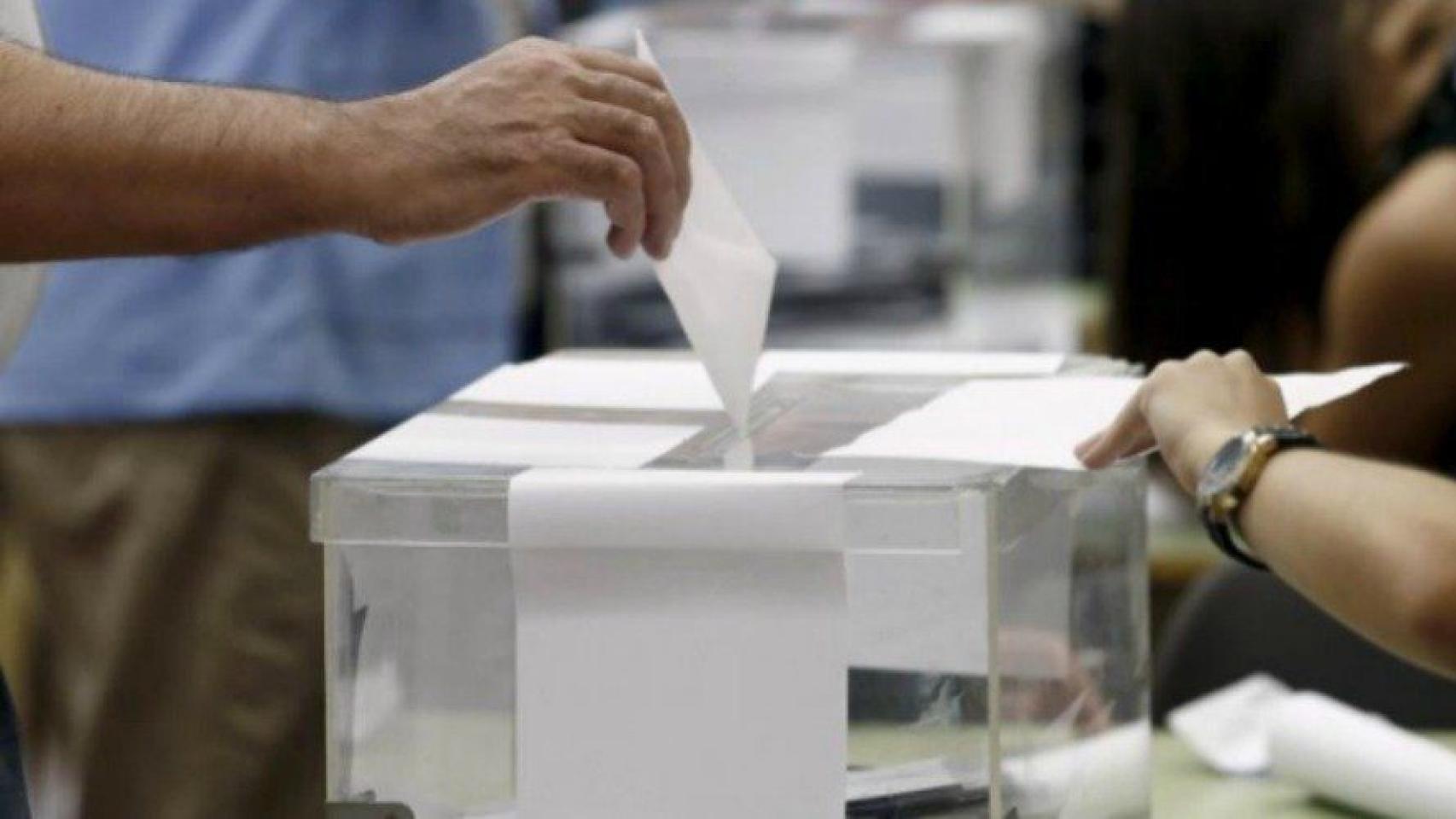 Imagen de archivo de una persona depositando su voto en una urna.