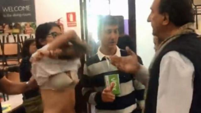 La apoderada de ERC en el momento de quitarse la camiseta y quedarse en ropa interior.