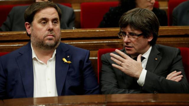 Puigdemont y Junqueras en el Parlament.
