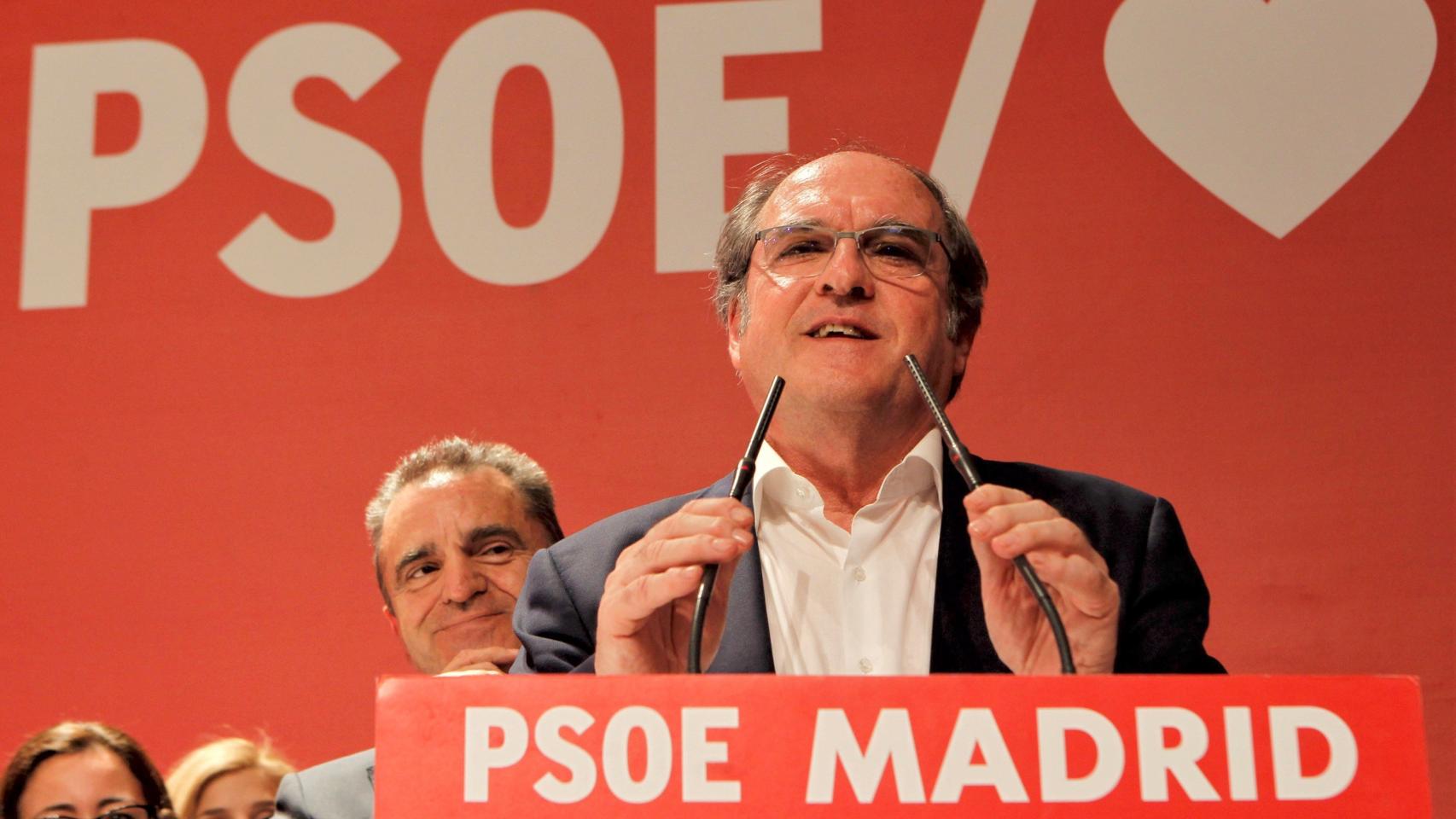 Ángel Gabilondo, candidato del PSOE a la Comunidad de Madrid, con Feanco detrás el domingo.
