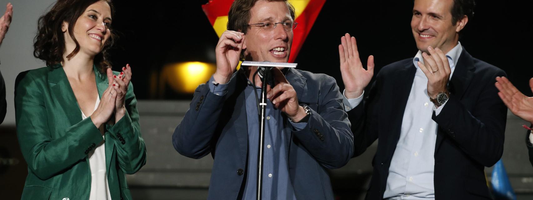 Pablo Casado, junto con José Luis Martínez-Almeida e Isabel Díaz Ayuso, en el balcón de Génova.