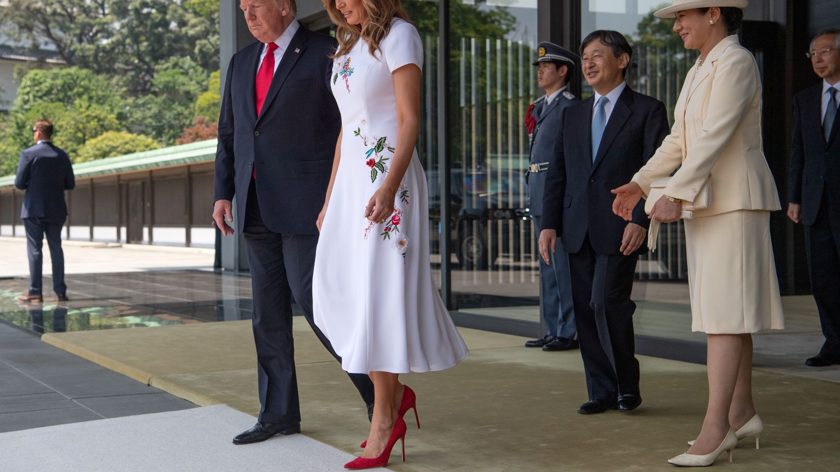 Donald y Melania Trump caminan por delante del emperador Naruhito y la emperatriz Masako, en Tokio.