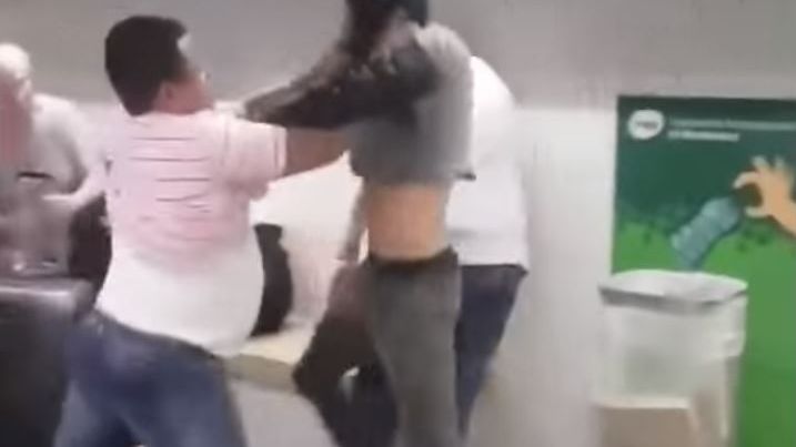 Captura del vídeo en el que varias personas agreden a un carterista