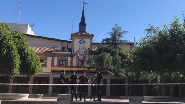Los agentes de la UDEF delante del ayuntamiento de Madrid.
