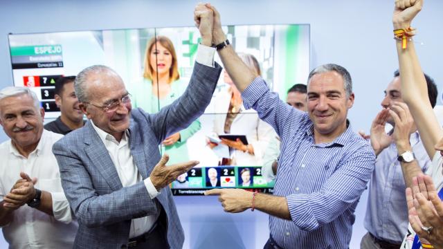 Francisco de la Torre y Elías Bendodo levantan las manos en señal de victoria, este domingo.